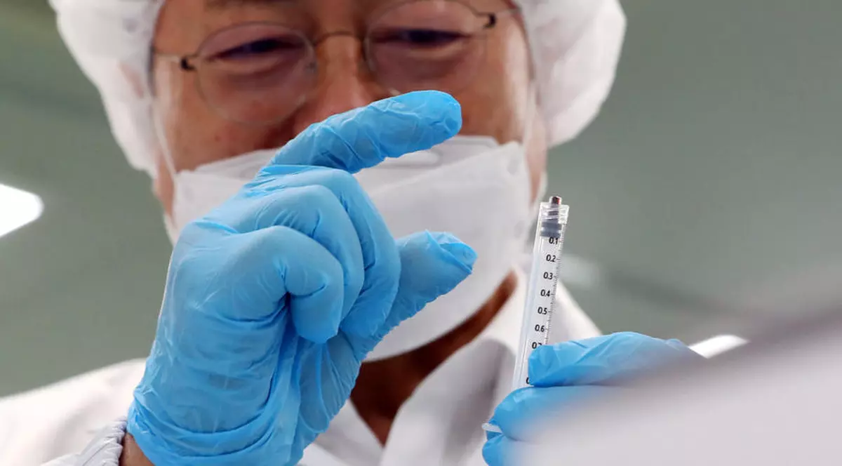 Un nou model de seringă, dezvoltat în Coreea de Sud, permite extragerea unui număr mai mare de doze de vaccin dintr-o fiolă