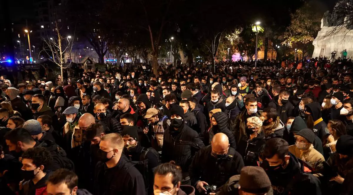 Arestări și răniți, în a treia zi de manifestații în Spania, după ce un rapper devenit simbol al libertății de exprimare a fost condamnat la închisoare