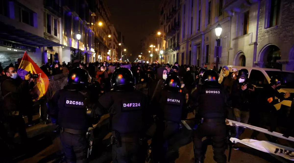 A șasea noapte de proteste în Spania, după arestarea lui Pablo Hasel, un rapper devenit simbol al libertății de exprimare