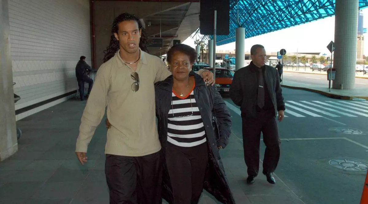 Mama lui Ronaldinho a murit din cauza COVID-19. Femeia era internată în spital de două luni