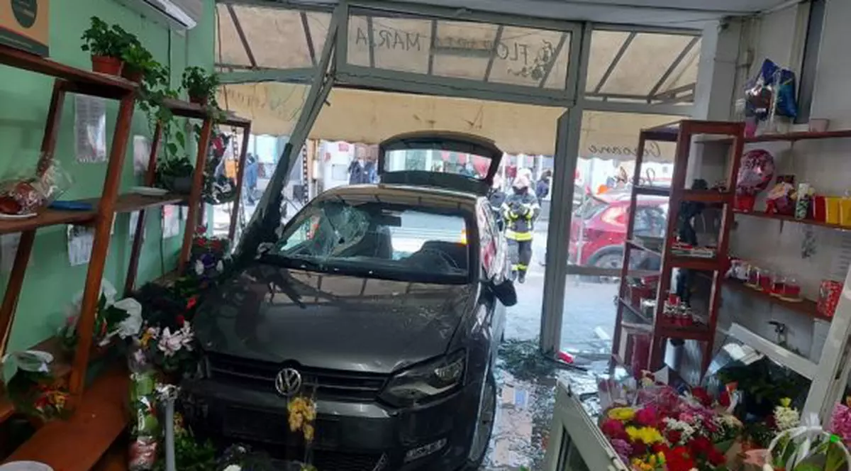 O mașină s-a oprit într-o florărie din Alba Iulia, plină de clienți, după ce a luat pe capotă o femeie. Doi copii au suferit atacuri de panică