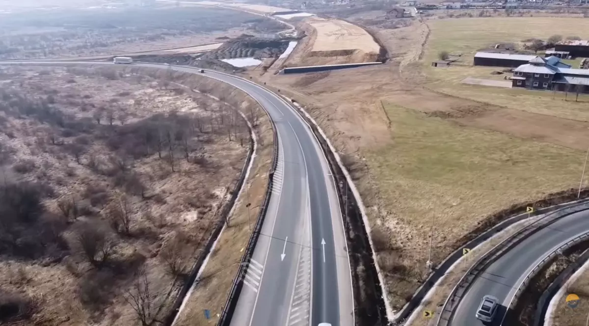 Ce autostrăzi și drumuri vrea să facă Guvernul prin PNRR. Autostradă în construcție