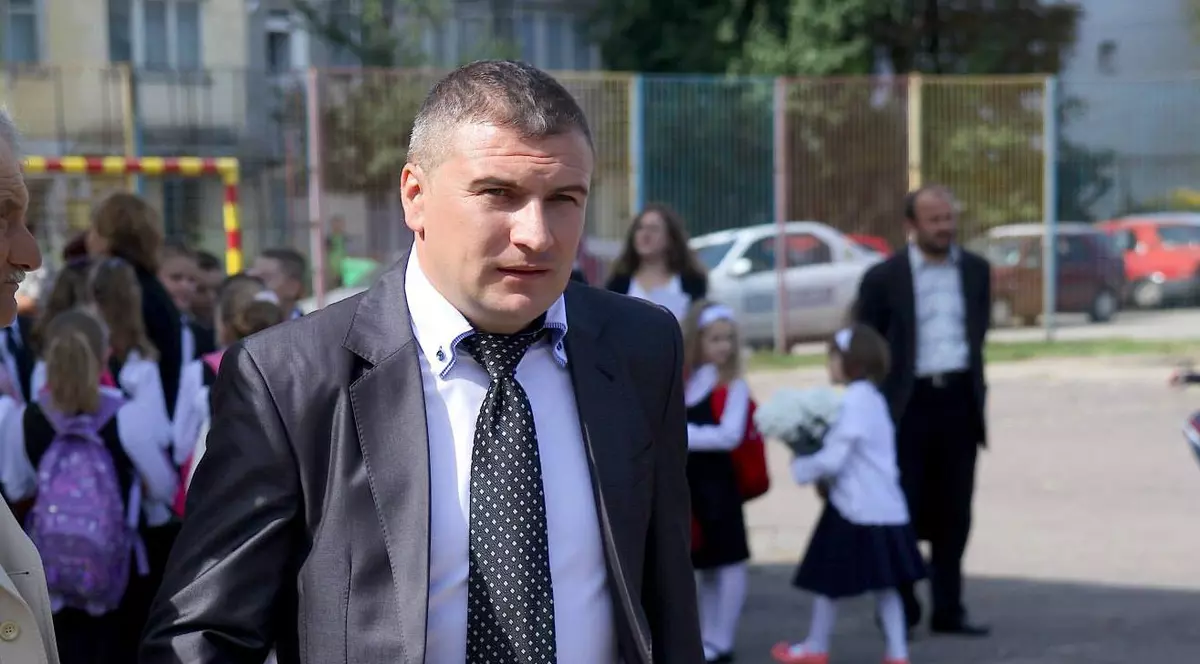 Viceprimarul care s-a sărutat pe gură cu un interlop, obligat de instanță să plătească daune de 100.000 de euro pentru un accident rutier din 2013