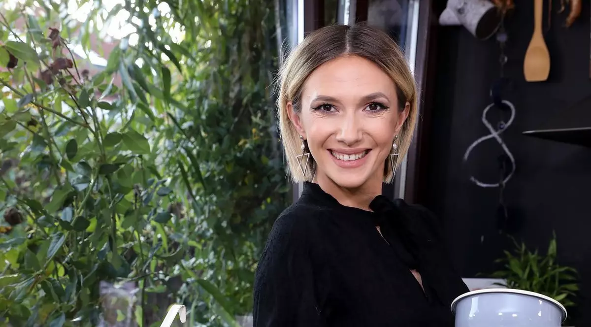 Adela Popescu, apariție de senzație la „Vorbește lumea”. Ținuta vedetei însărcinate cu al treilea copil a atras atenția tuturor
