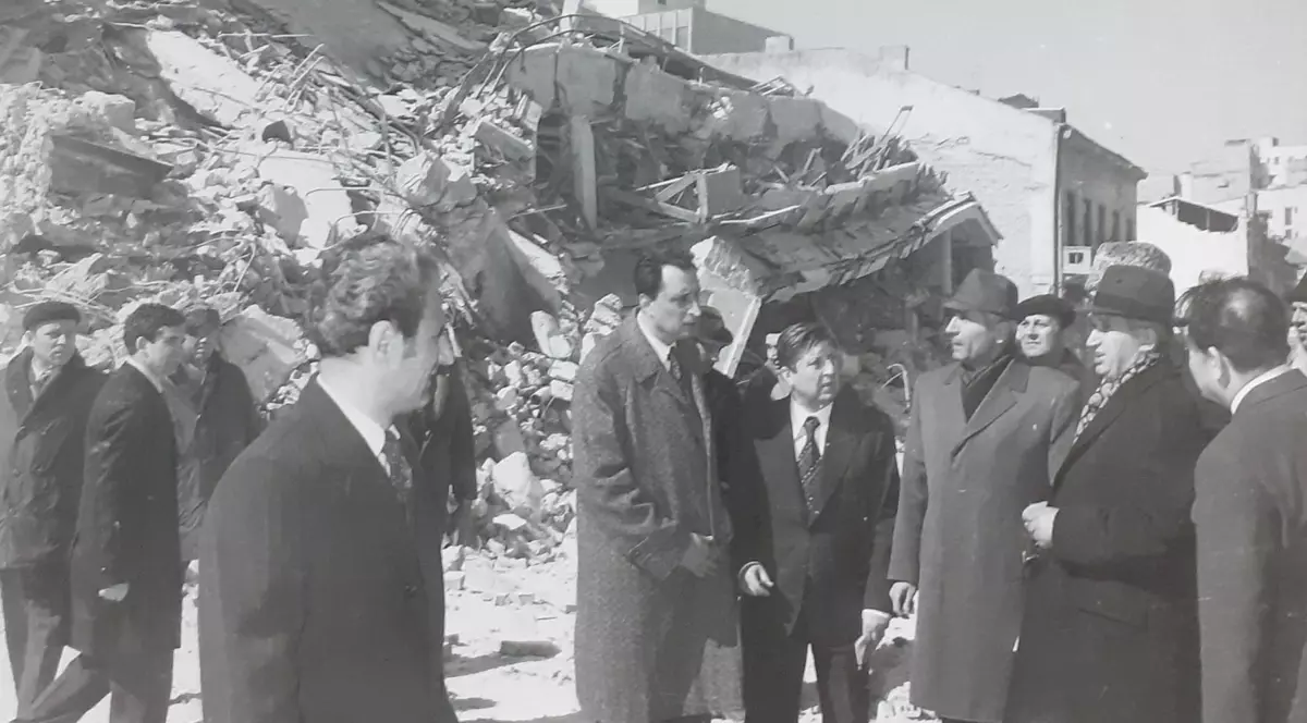 Zece povești de coșmar de la cutremurul din 4 martie 1977. „Cerul a crăpat brusc, de parcă ar urma să se frângă în două”. Imagini de arhivă