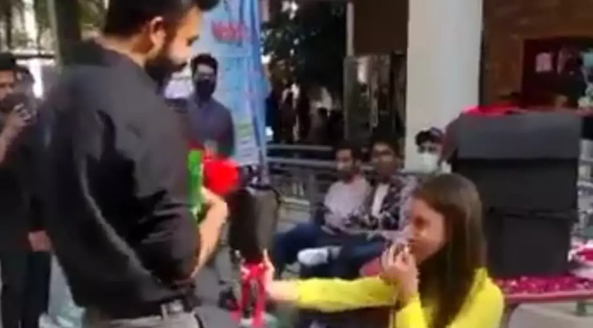 Cuplu de studenţi din Pakistan, exmatriculat după ce tânăra l-a cerut în căsătorie pe iubitul ei în public