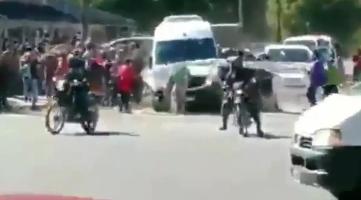 Mașina președintelui Argentinei, lovită cu pumni, pietre și picioare de către mai mulți oameni furioși