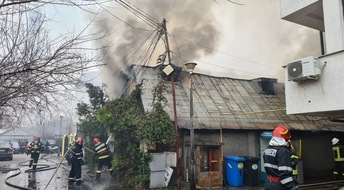 Incendiu puternic la un garaj, aproape de Piața Sudului. Există pericol de extindere la vecini
