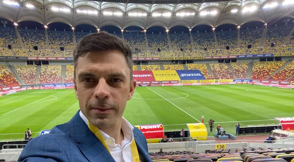 Ministrul sportului, selfie fără mască de protecție, la meciul România - Germania, din preliminariile CM 2022