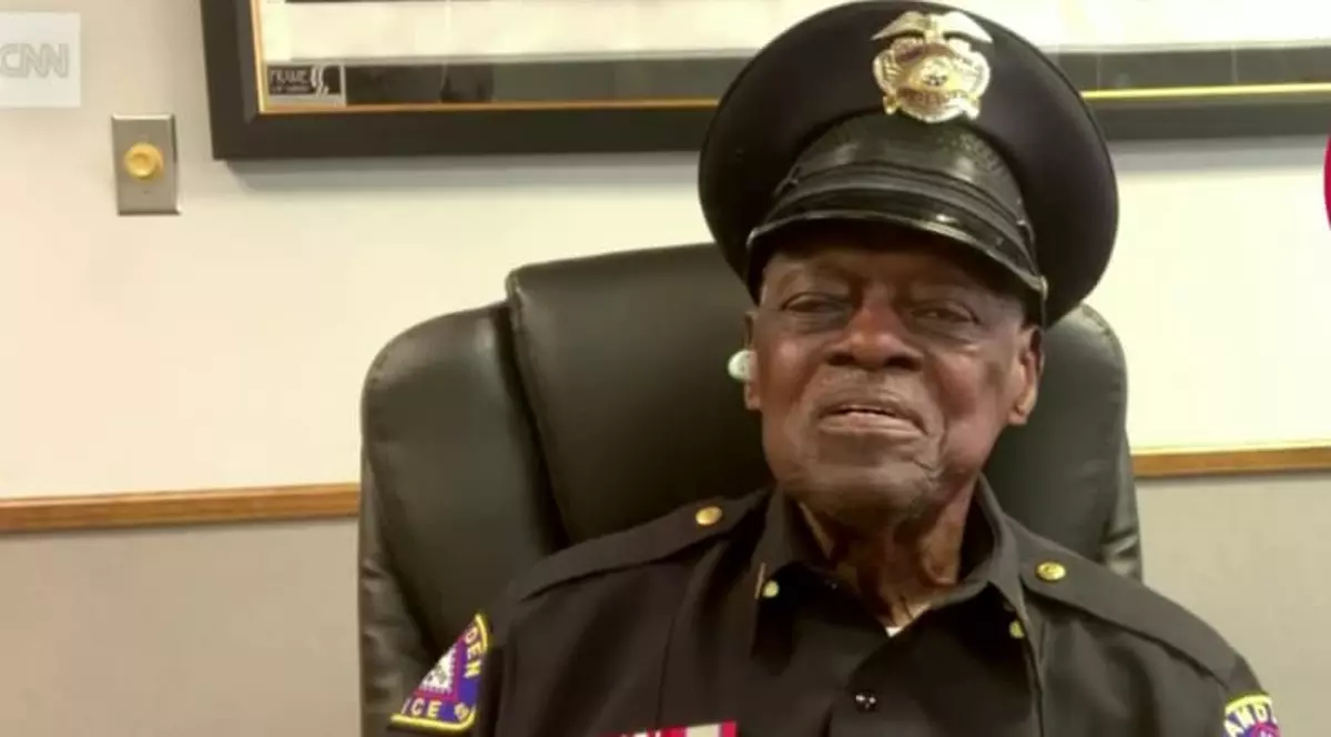 Prezent la datorie din 1965. Un polițișt în vârstă de 91 de ani refuză să se pensioneze