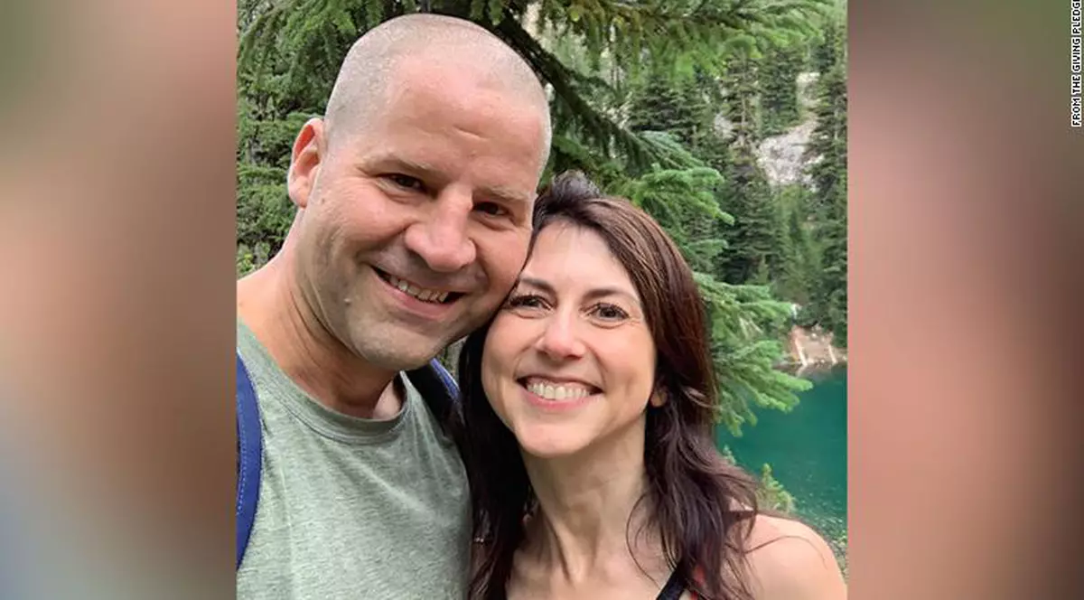 Mackenzie Scott, fosta nevastă a lui Jeff Bezos și una dintre cele mai bogate femei din lume, a divorțat de cel de-al doilea soț