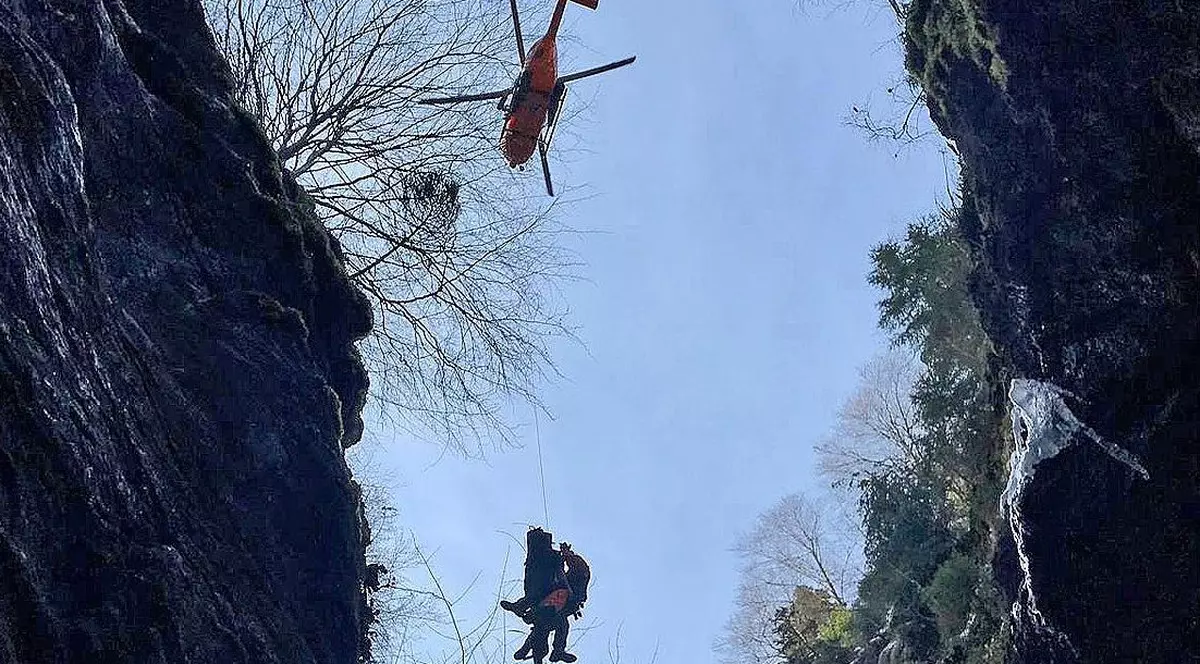 Un turist german a supraviețuit miraculos după ce a căzut într-o prăpastie de 60 de metri