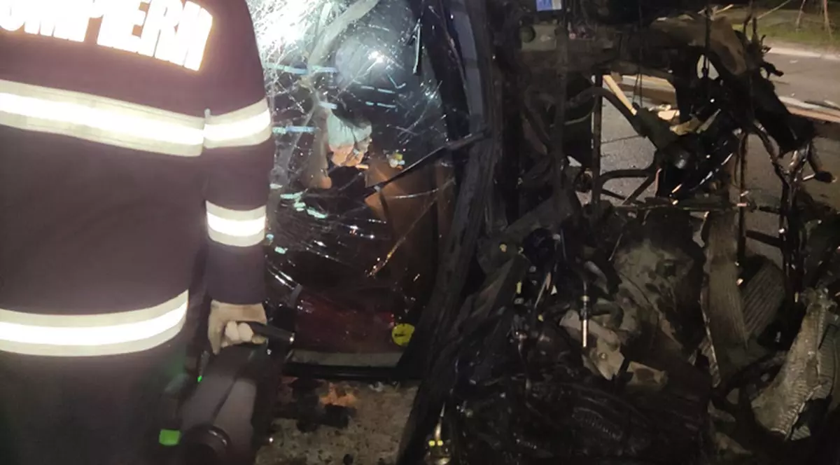 Imagini de coșmar pe DN 18 joi noapte: Un tânăr a murit după ce a lovit cu maşina un stâlp electric