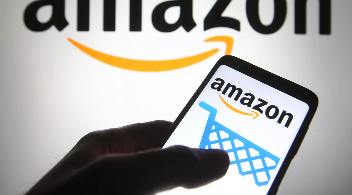 Amazon cedează presiunilor Emiratelor Arabe Unite și restricționează produsele care au legătură cu LGBTQ+