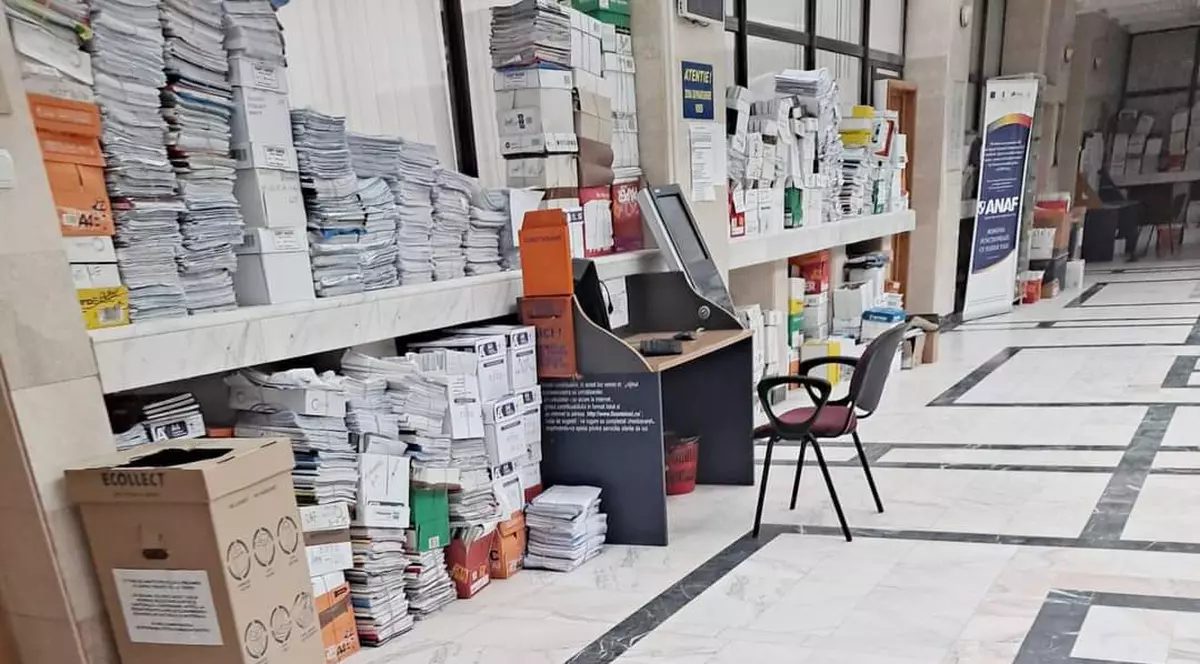 Acte ale contribuabililor, ținute pe hol la ANAF Iași, la îndemâna oricui. „Colegii noștri se sufocă sub documente”