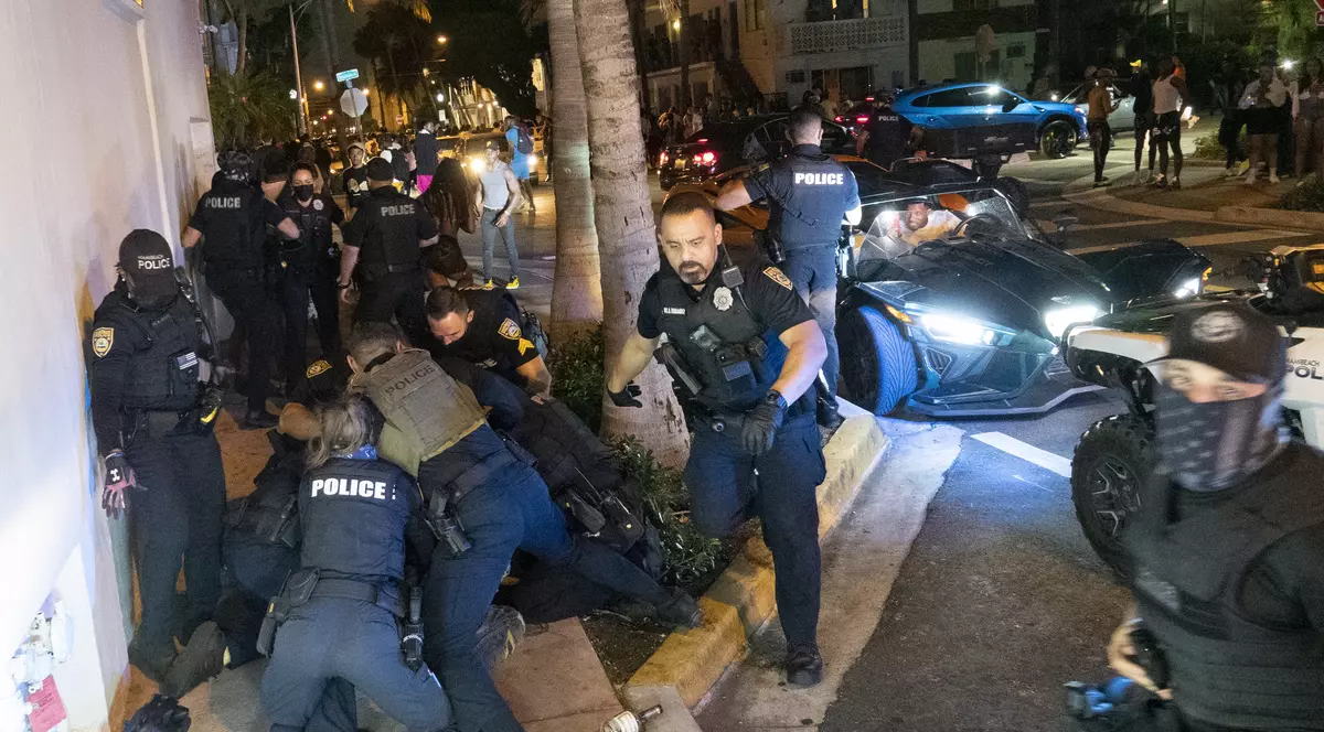 Stare de urgență la Miami, după ce turiștii au invadat orașul, nerespectând regulile sanitare. Poliția a făcut zeci de arestări