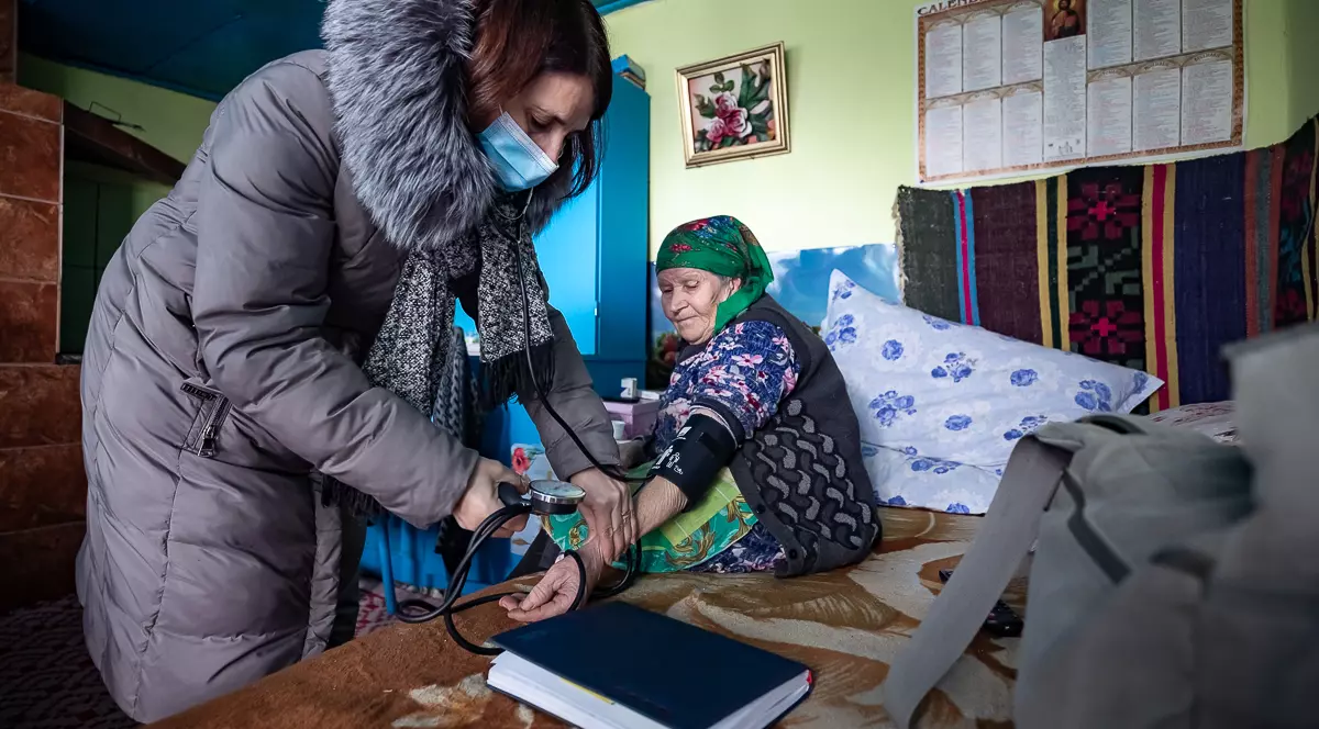 Reportaj de 1 Martie. Locul unde șansa a mii de oameni la îngrijire medicală depinde de rezistenţa unei femei, care merge zilnic pe jos zeci de kilometri