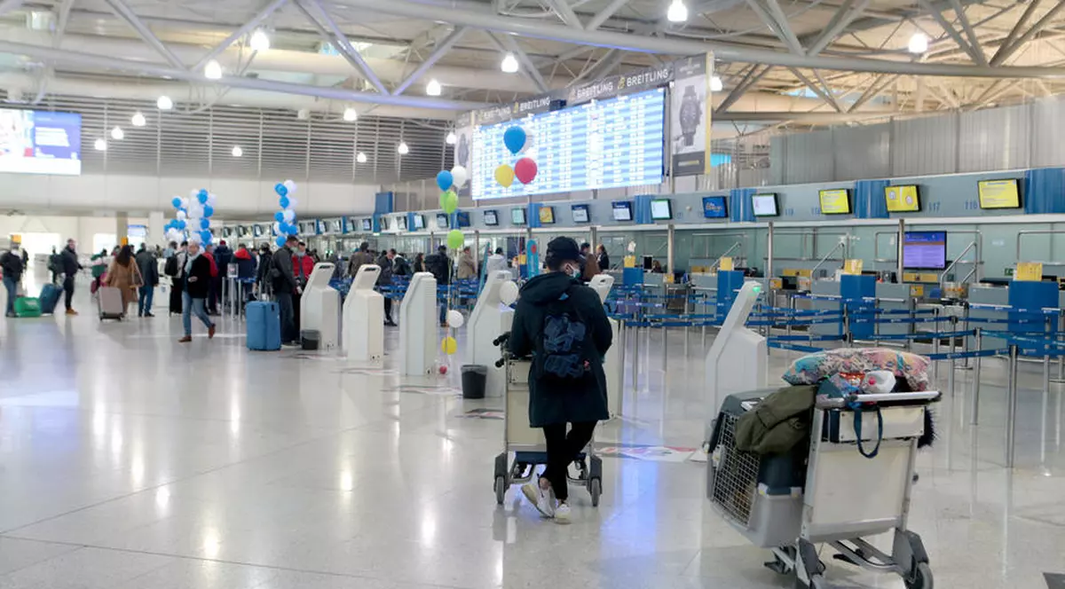 Migranţi care se dădeau drept sportivi români, opriți de poliţia greacă pe aeroportul din Atena