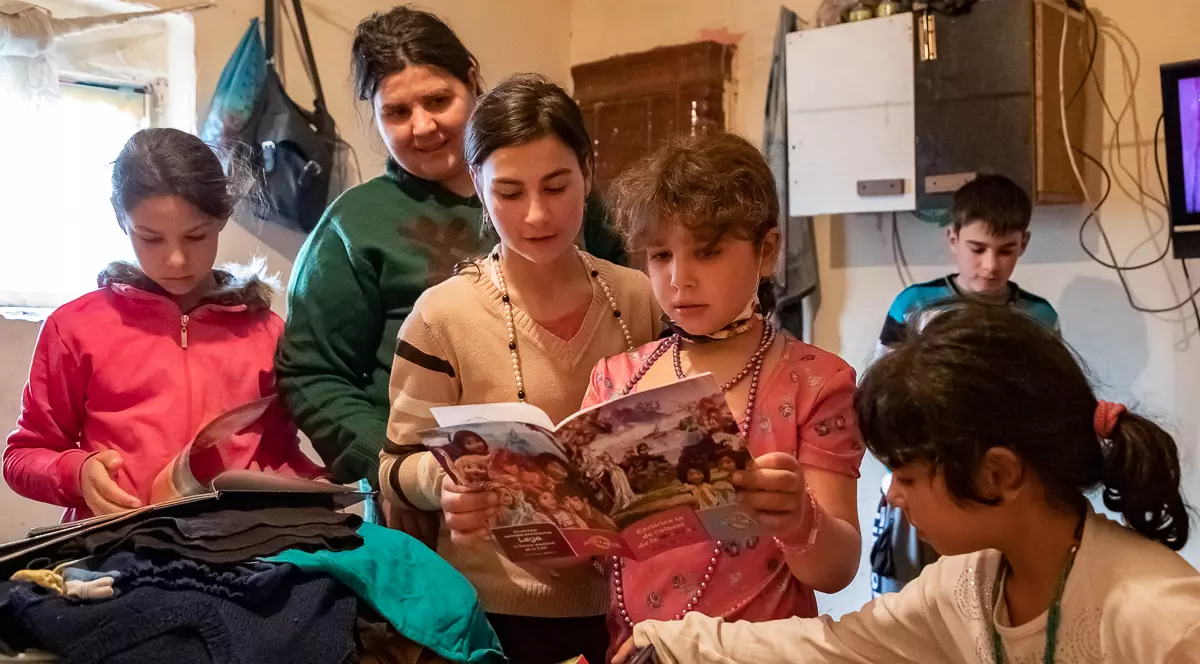 Ajutor pentru familiile sărmane cu zece copii, care împart o casă dărăpănată. Alex are acum adidași, nu mai joacă fotbal în gumari