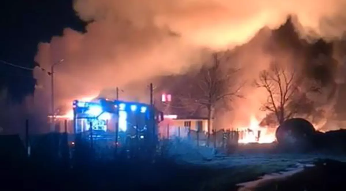 Cei doi bărbați cu arsuri grave după incendiul de la fabrica din Prahova, transferați în Bruxelles și Viena