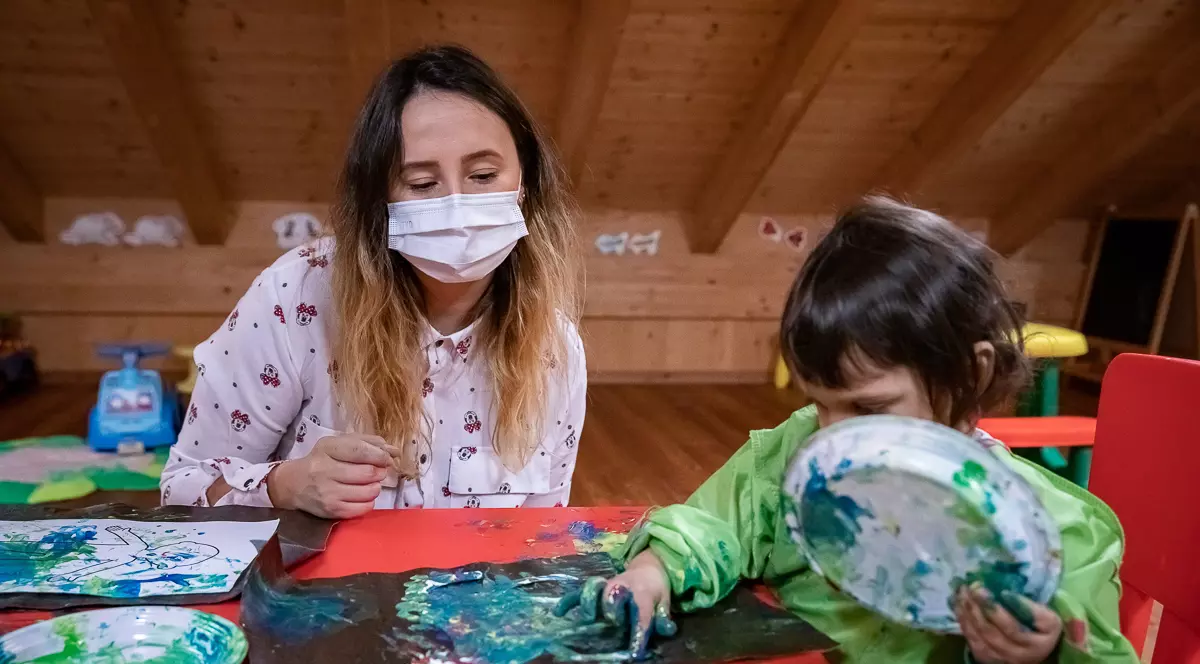 Familia unui fost jurnalist TV italian, măicuțe catolice și români sufletiști se ocupă de copiii abandonaţi din Giurgiu