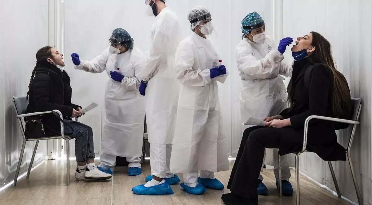 COVID-19 se schimbă, la fel și reacția oamenilor. Un specialist atrage atenția: pericolul este că putem să ajungem să tolerăm boala, pentru că mortalitatea ei va fi una „acceptabilă”