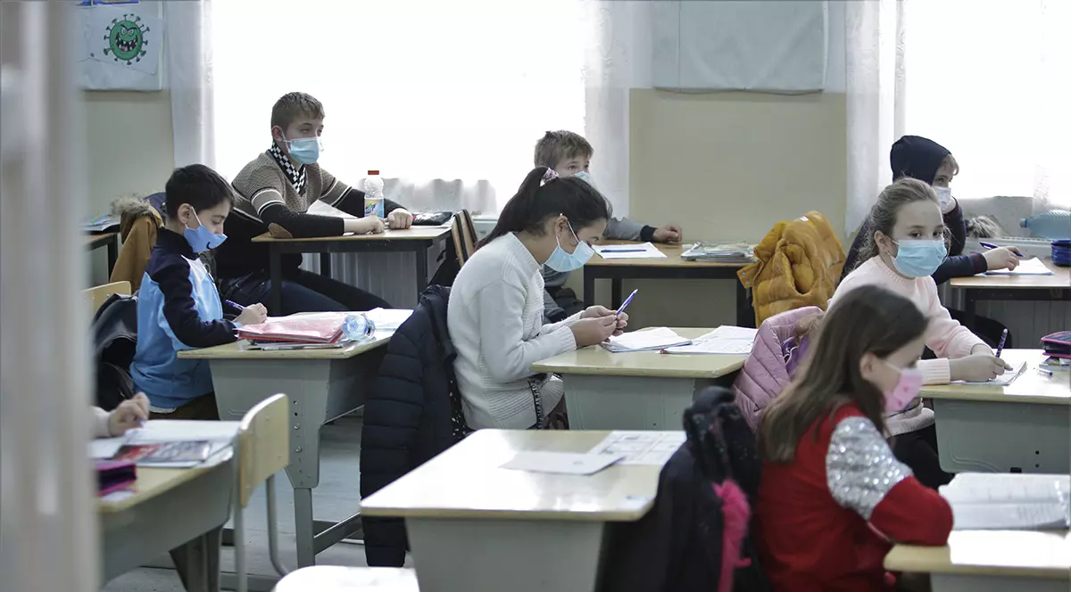 Măștile textile, interzise în școli. Ministrul Mihăilă: Elevii, obligați să poarte la ore măști medicinale