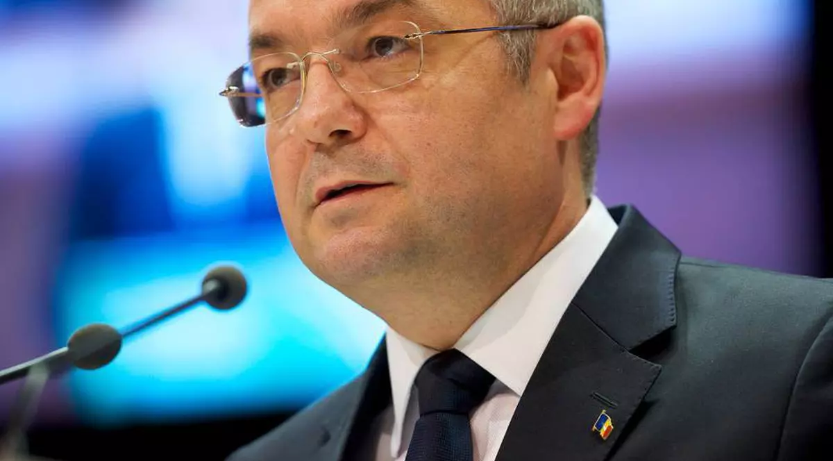 VIDEO Emil Boc s-a vaccinat cu o doză din lotul cu probleme de la AstraZeneca: „Nu am avut alte simptome decât cele obișnuite unei răceli”