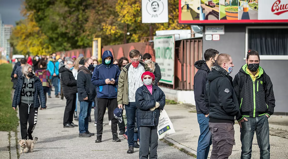 Când școlile şi afacerile rămân deschise, testarea masivă reduce infecția cu 50%. Prin lockdown, a scăzut cu 30%. Exemplele slovac și britanic