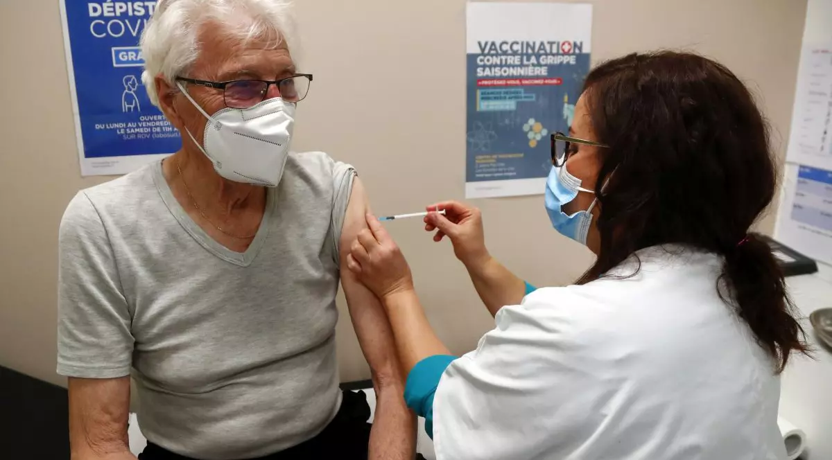 Vaccinul AstraZeneca poate fi administrat și celor peste 55 de ani. Cum motivează Comitetul de Vaccinare ridicarea restricției de vârstă