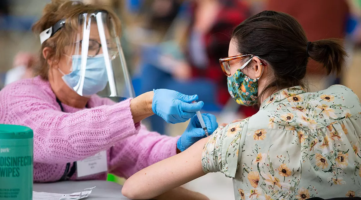 Peste 55.000 de persoane, vaccinate anti-COVID în ultimele 24 de ore