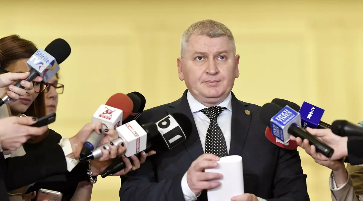 Florin Roman și-a șters de pe site-ul Camerei Deputaților CV-ul care l-a costat funcția de ministru