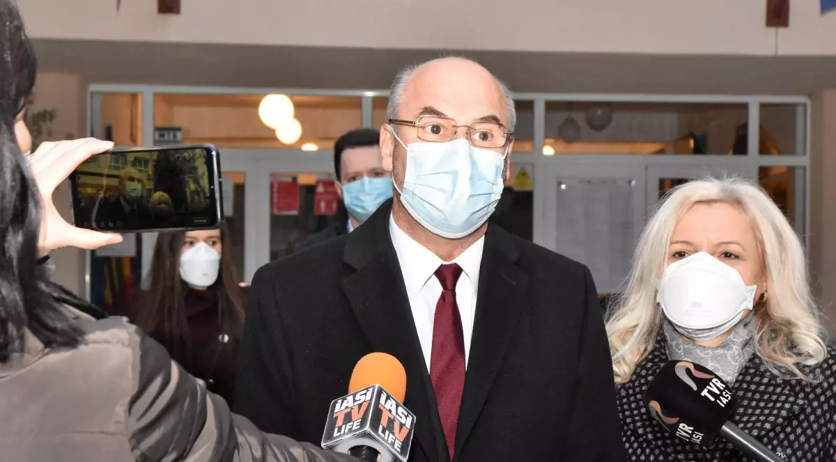 Presedintele filialei Partidului Social Democrat (PSD) din Iasi, Maricel Popa, isi exprima dreptul la vot pentru alegerile parlamentare, duminica 6 decembrie 2020, la Scoala Vasile Conta din Iasi. DRAGOS PASCANEANU / MEDIAFAX FOTO