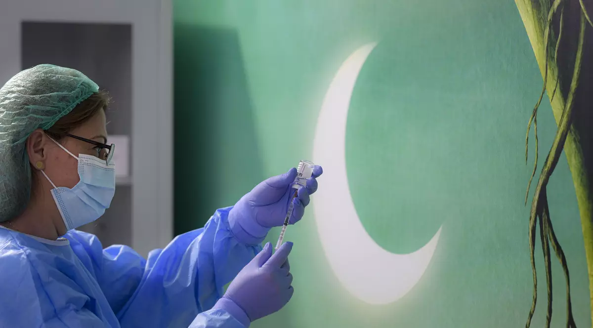 Pragul de vârstă pentru vaccinul AstraZeneca ar putea fi ridicat la 65 de ani sau eliminat. Precizările lui Valeriu Gheorghiță