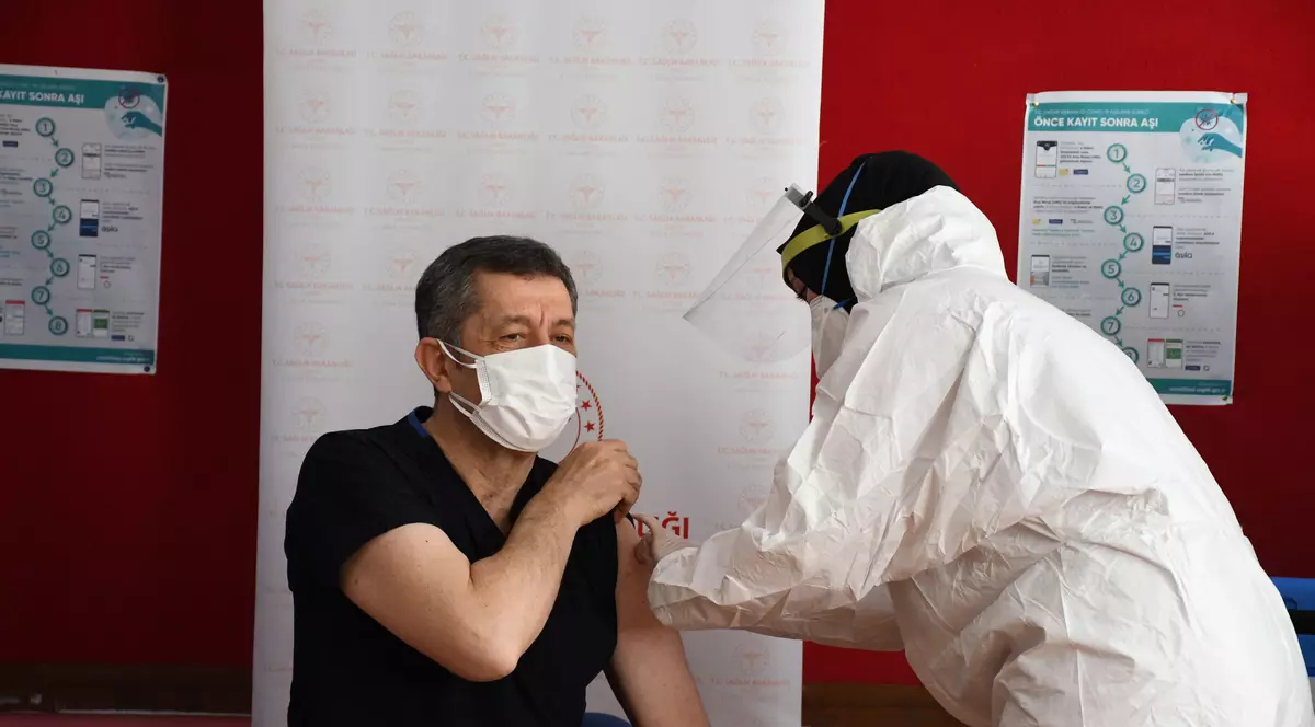 Studiu. Vaccinurile anti-COVID-19 reduc transmiterea virusului pe cale nazală și orală