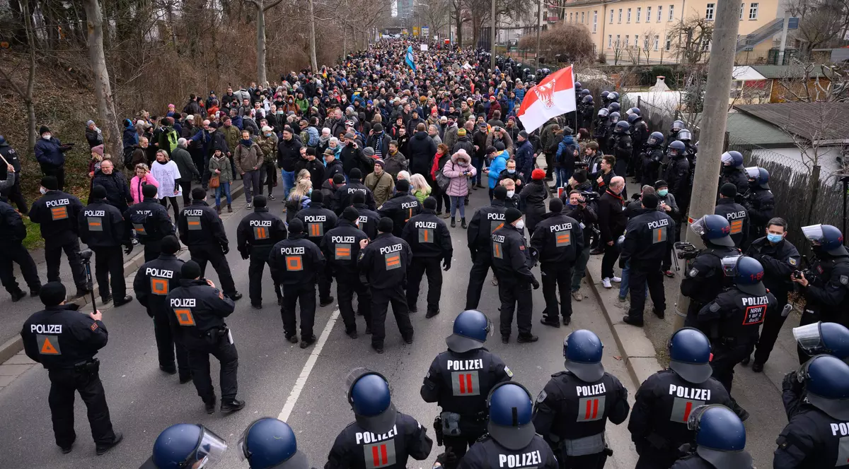 12 polițiști, răniți în timpul protestelor din mai multe orașe din Germania: „Destul, pandemia s-a încheiat”