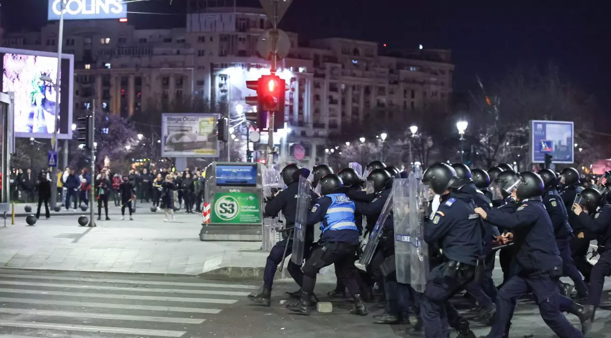 Violențe în București la protestul anti-restricții. Mai mulți manifestanți, arestați de jandarmi după ce au aruncat cu pietre