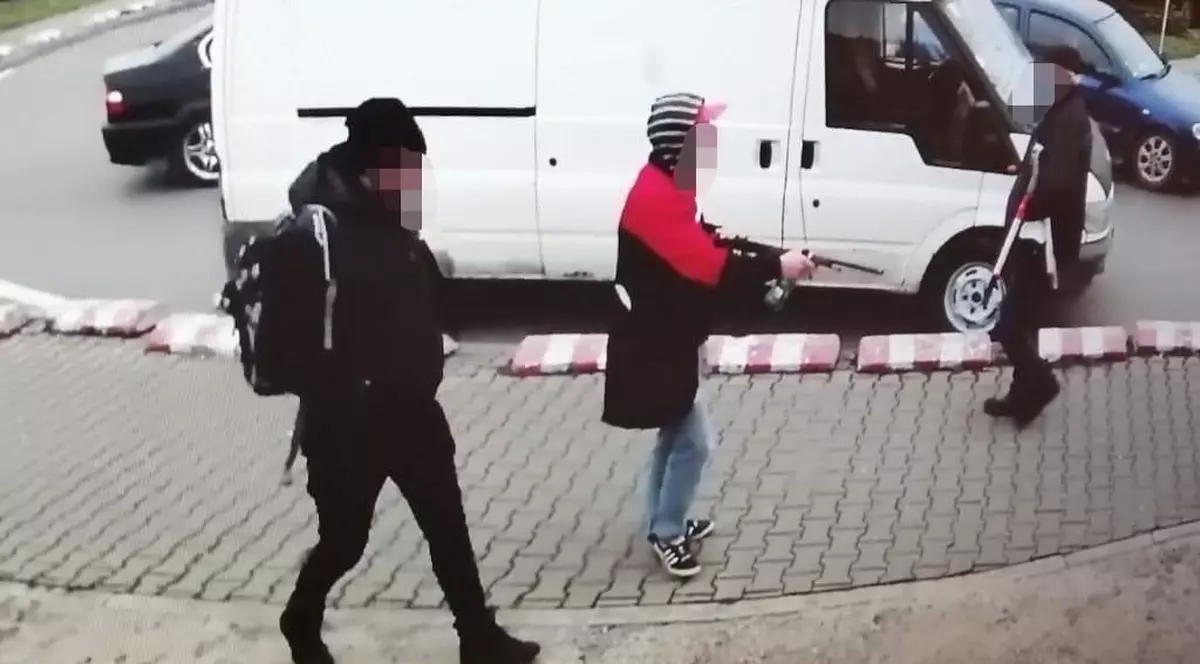 Un bărbat a amenințat oamenii cu o pușcă, în parcarea unui supermarket din Capitală. Jandarmeria: „Probabil, îşi imagina vreun scenariu”