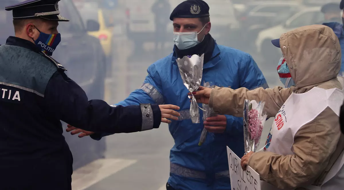 Jandarmii și polițiștii au primit flori de 1 martie chiar de la protestatarele din fața Ministerului Muncii