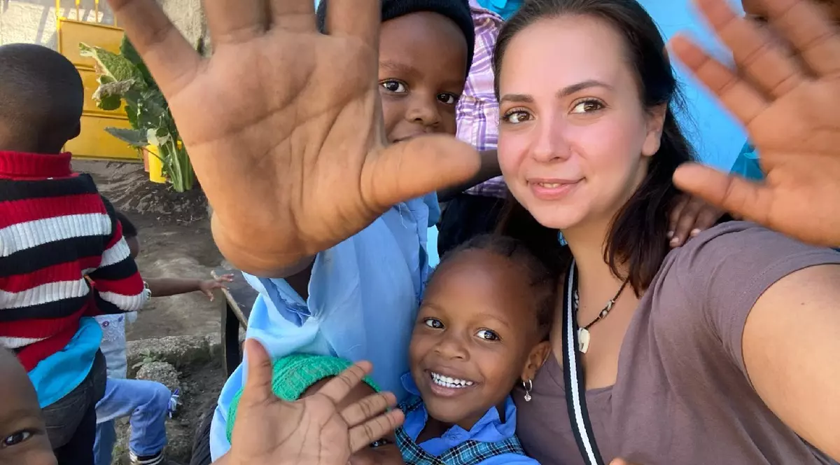 Aventura unei educatoare române în Tanzania, țară al cărei președinte ar fi murit de COVID-19, dar nu credea în boală. Ce a descoperit în prima zi de școală