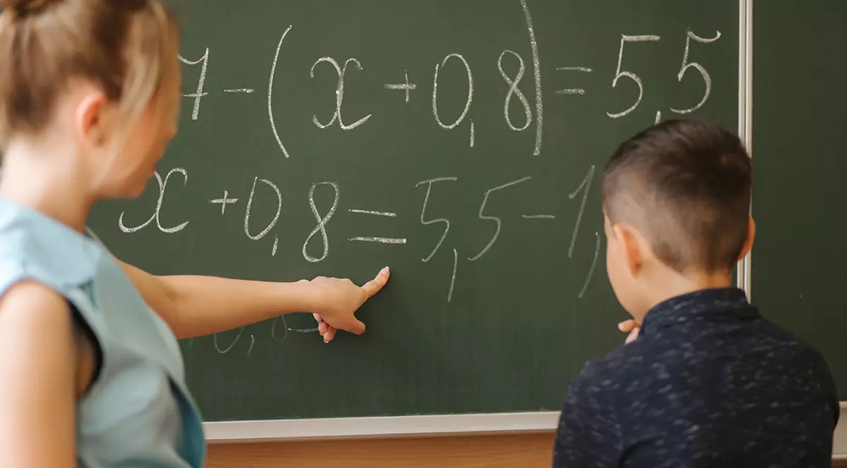 Cum a scăpat de condamnare învățătoarea înregistrată în timp ce jignea copiii și îi amenința: „Te bat de te omor... Băi, sunteți proști cu p mare”