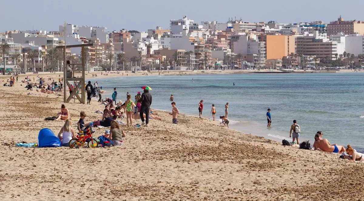 Imaginile cu mii de germani în vacanță în Mallorca și Creta, în plin val COVID, stârnesc indignare. „Noi murim în mizerie, dar turiștii pot veni!”