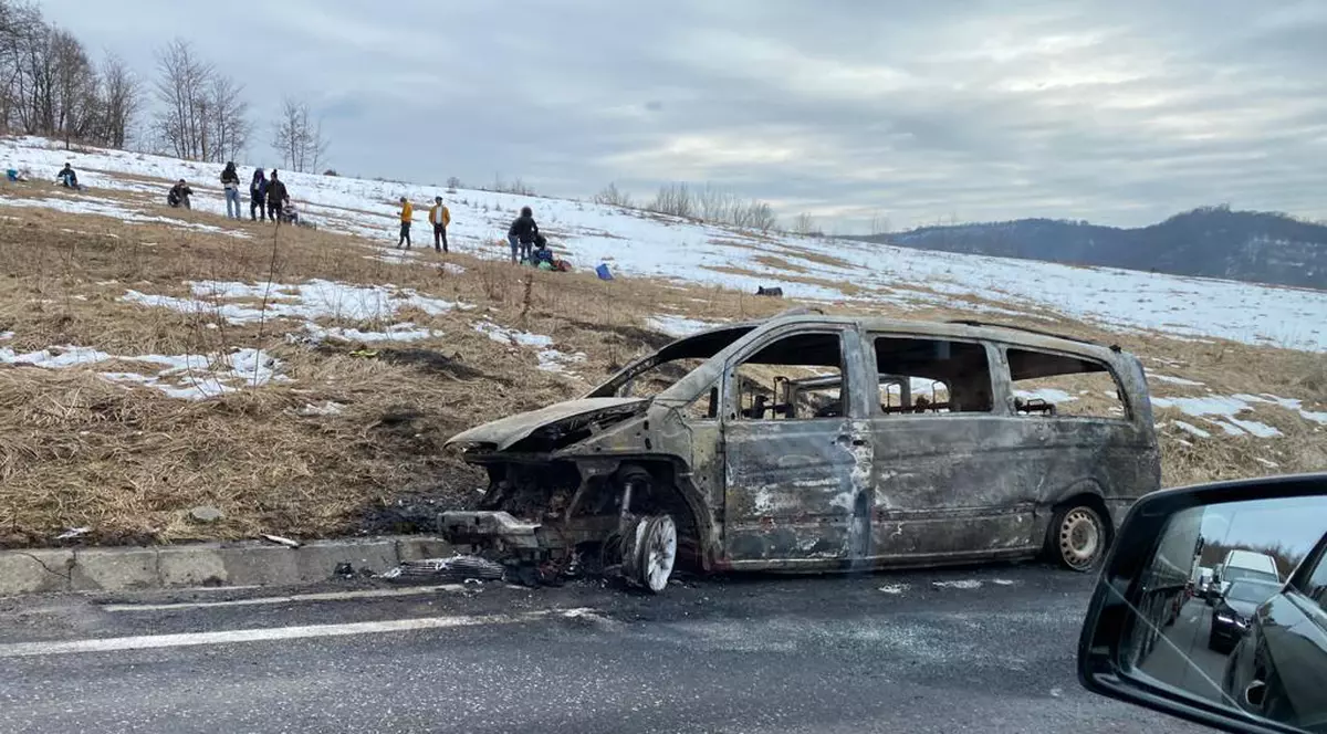 Un microbuz cu 8 pasageri din Brașov a luat foc în mers. Traficul este blocat pe DN 1