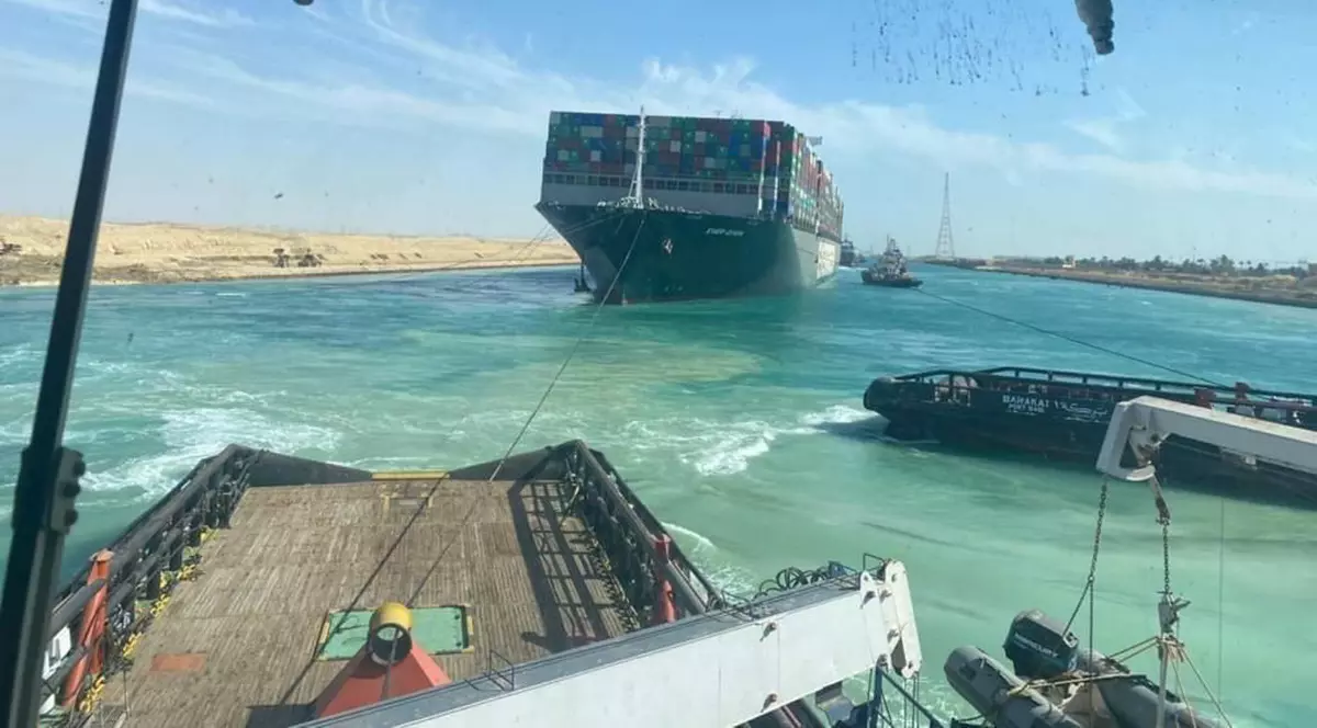 Cum a ajutat superluna eforturile dramatice de deblocare a uriașei nave cargo din Canalul Suez