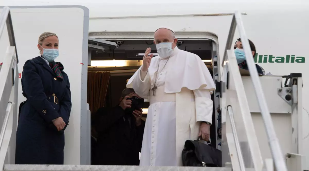 Papa Francisc a sosit în Irak, într-o vizită riscantă și istorică în țara încă afectată de conflict și confruntată cu un noul val al epidemiei COVID