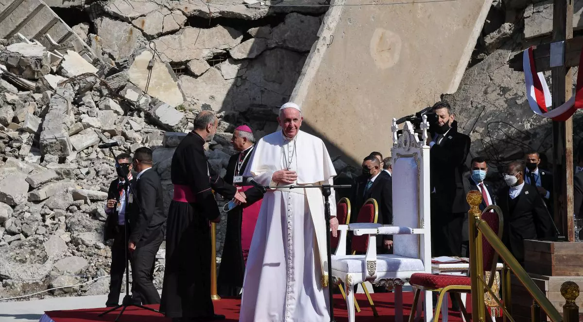 Papa Francisc s-a rugat printre ruinele bisericilor creștine din Irak, devastate de furia teroristă a Statului Islamic