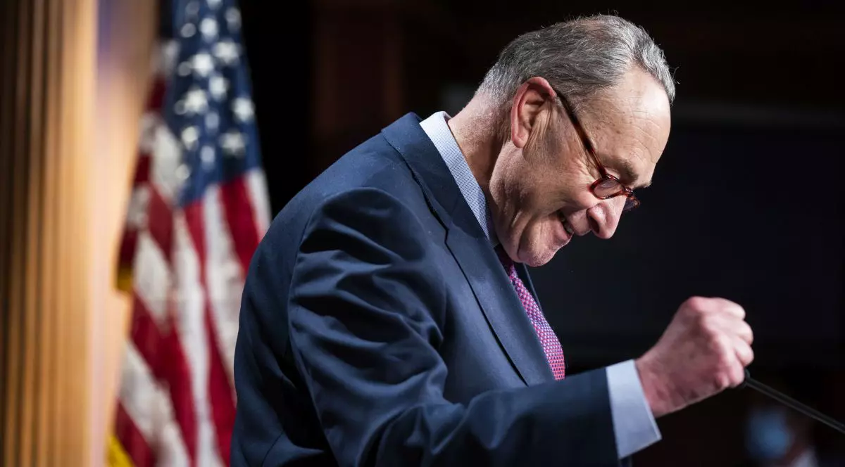 Liderul majorității democrate din Senat, Chuck Schumer, sărbătorește adoptarea pachetului de relansare economică FOTO: EPA