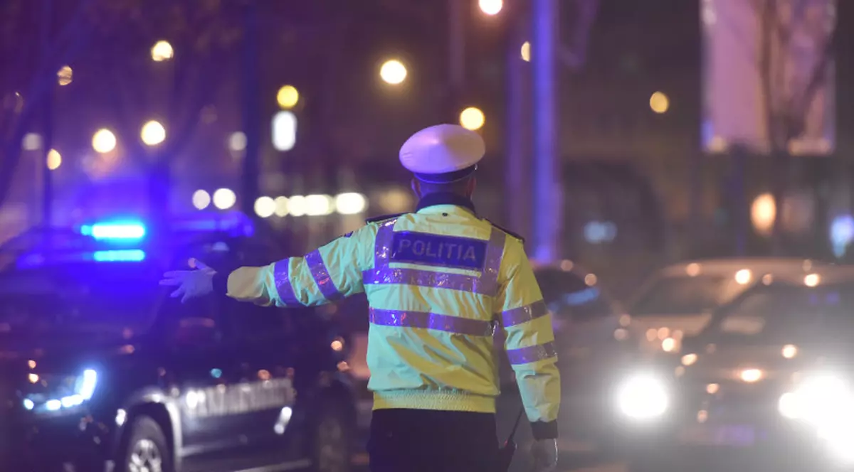 Urmărire ca în filme în Prahova. Un șofer beat și fără permis a lovit mașina poliției