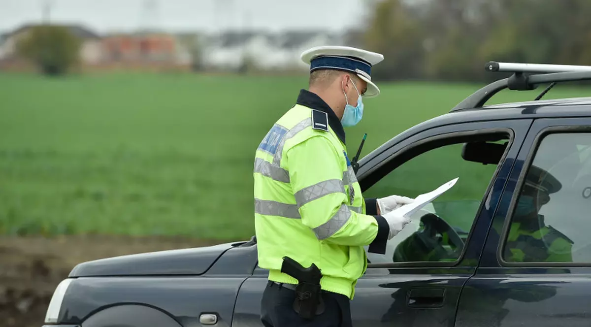 Prins beat la volan, un șofer din Timiș i-a lovit și înjurat pe polițiști. "Îți dau un cap în gură!"