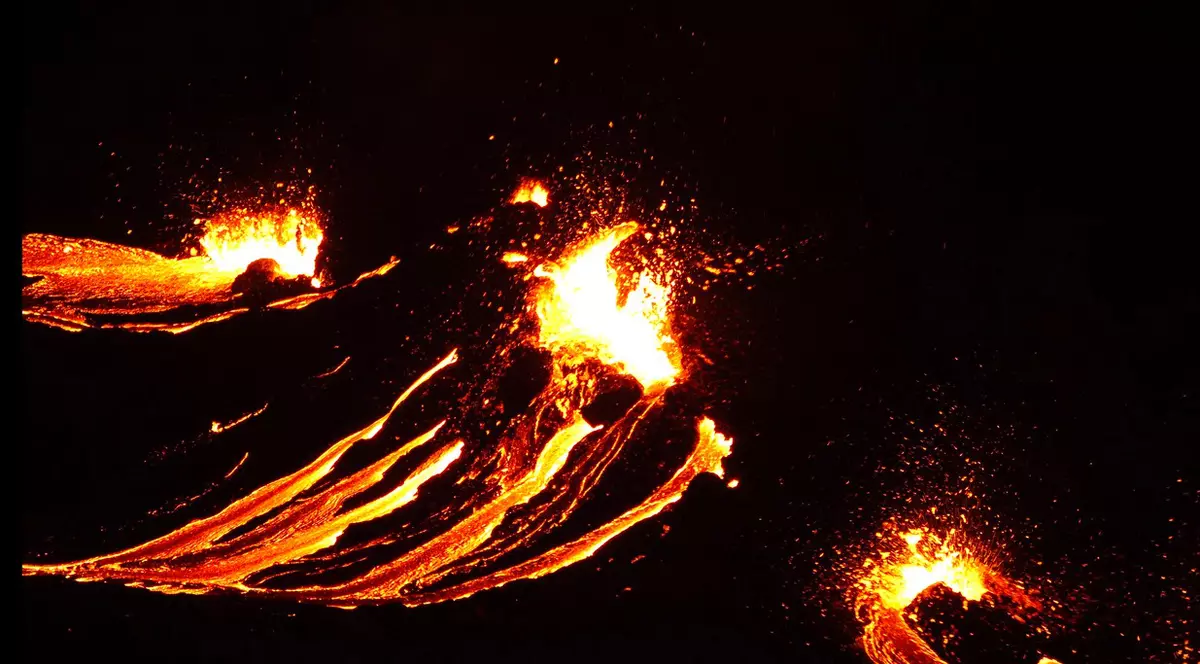 FOTO | Imagini spectaculoase desenate de un vulcan care a erupt după 800 de ani în apropiere de capitala Islandei